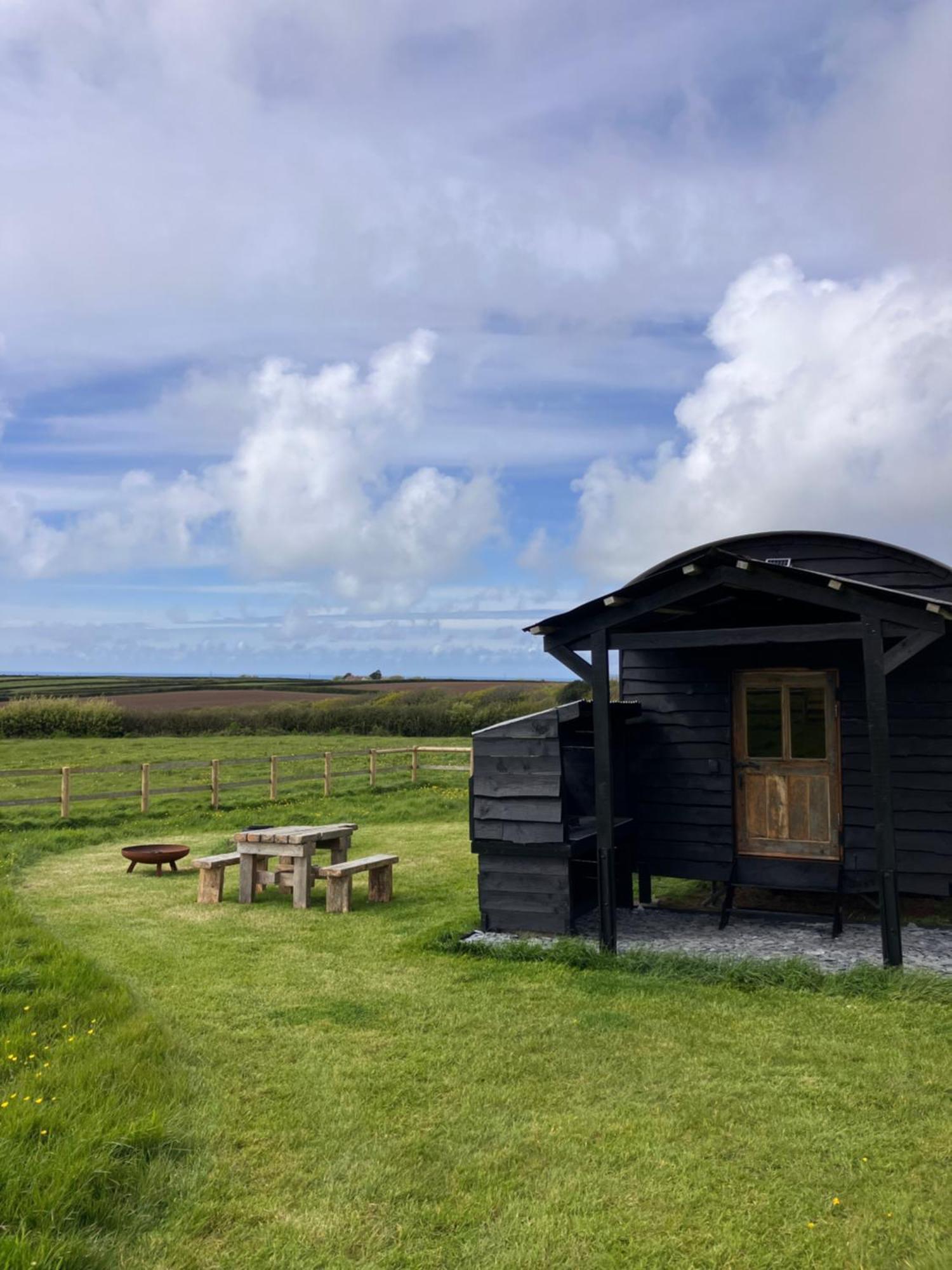 Shepherds Hut In A Private Meadow With Sea Views Hartland Ngoại thất bức ảnh